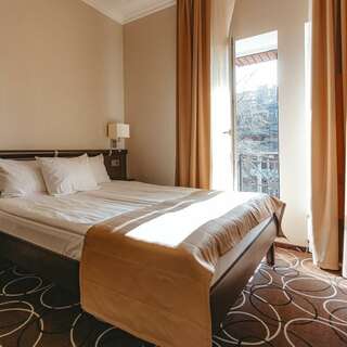 Гостиница Априори Зеленоградск Номер с кроватью размера king-size и балконом (вид во двор)-1