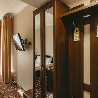 Гостиница Априори Зеленоградск Номер с кроватью размера king-size и балконом (вид во двор)-3