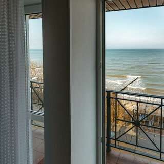 Гостиница Априори Зеленоградск Улучшенный люкс с видом на море-5