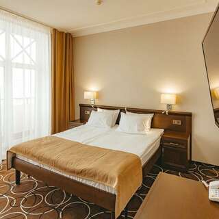 Гостиница Априори Зеленоградск Номер с кроватью размера King size и видом на море-1