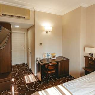 Гостиница Априори Зеленоградск Номер с кроватью размера king-size и балконом (вид во двор)-2