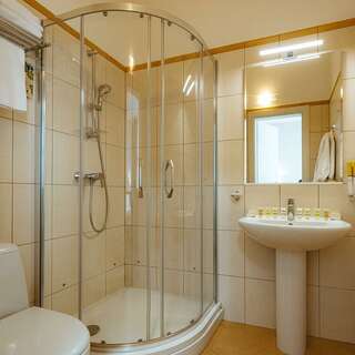 Гостиница Априори Зеленоградск Номер с кроватью размера king-size и балконом (вид во двор)-4